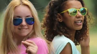 Onların parmak dayama gülümseyen ve arka arkaya, dans çekici genç bayanlar