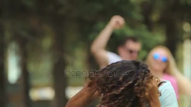 Jovem cantora multirracial dançando na frente da câmera, filmando seu vídeo — Vídeo de Stock