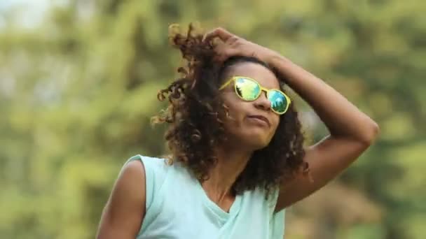 Gut aussehende multirassische Frau genießt Musik auf dem Festival und macht Tanzbewegungen — Stockvideo