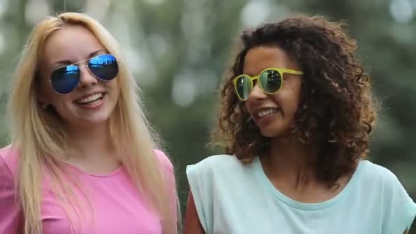 Duas amigas conversando na festa, sorrindo, fazendo movimentos de dança — Vídeo de Stock