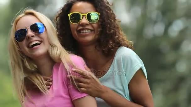 Novias riendo y bailando abrazado en al aire libre festival de música, divertirse — Vídeos de Stock
