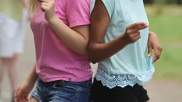 Las niñas balanceando las caderas de lado a la música, chasquear los dedos, espalda contra espalda — Vídeos de Stock