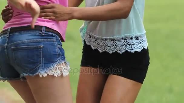 Dos tipsy lindas damas en pantalones cortos bailando juntas, abrazándose unos a otros cuerpos — Vídeo de stock