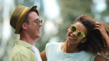 Genç çift birlikte yapma partide dans kol dalgalar yansıtılmış