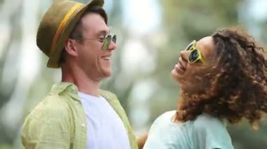 Kız ve erkek organları sağdan sola sallanan bir başka sarılma