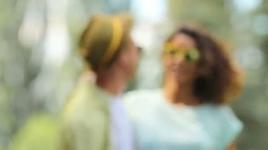 Genç çift birbirlerine gülümseyerek sıcak kucaklama içinde yan yana sallanan