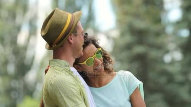 Çift kollarını boynuna sarılmış gülen ve park, sarılma aşık