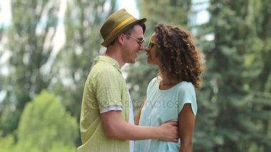 Gülümseyen ve yavaşça, diğer her bir Eskimo vererek sarılma aşık çift öpücük