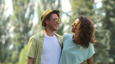 Genç çift alarak resim kendilerini sarılma ve birlikte dans ederken