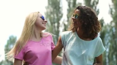 Smartphone ile komik selfies alarak iki en iyi kız dans hareketleri, yapma