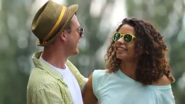 Vriend en vriendin samen dansen, bewegende lichamen van links naar rechts — Stockvideo