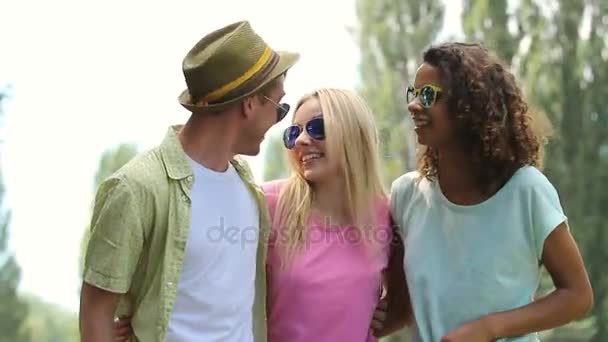 Varios amigos cercanos abrazándose, tomando selfies y riéndose en la fiesta al aire libre — Vídeos de Stock