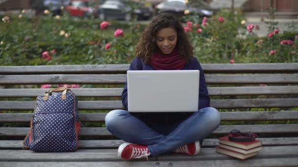 Mladá dáma s upřímným úsměvem online chatování s přáteli, volný čas — Stock video