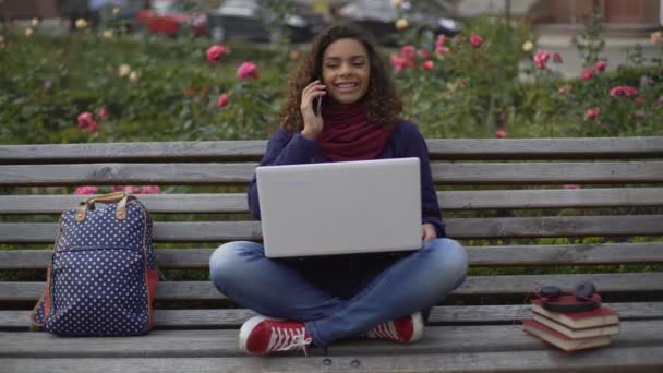 Feliz chica bonita hablando por teléfono móvil, la organización de la reunión con amigos — Vídeos de Stock