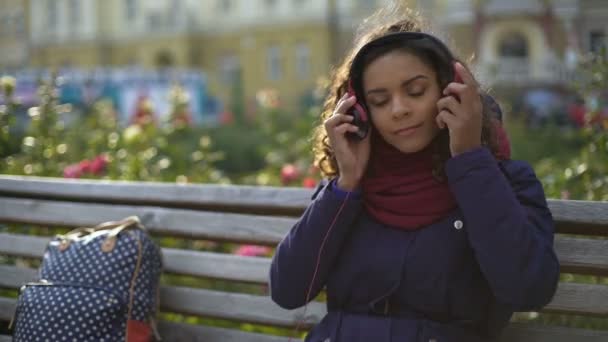 Chica poniéndose auriculares, disfrutando de la atmósfera de concierto de la banda favorita — Vídeos de Stock