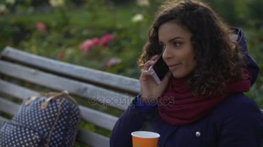 Kız öğrenci konuşmak telefon randevu arkadaş grubu yapma gülümseyen