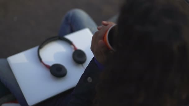 Fagyasztott biracial girl gazdaság csésze forró italt a szabadban, felmelegedés kezek — Stock videók