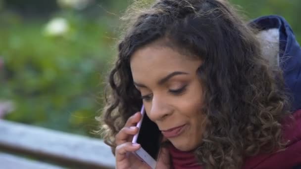 Curly mulher biracial ativamente falando sobre smartphone, conversa com amigo — Vídeo de Stock