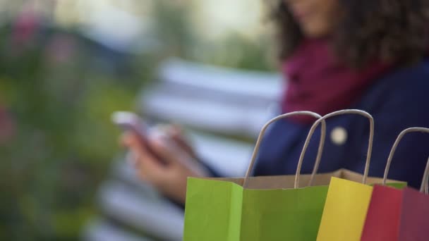 Smartphone, sayfalarında kaydırma kadın öğeleri online, Mobil alışveriş seçme — Stok video