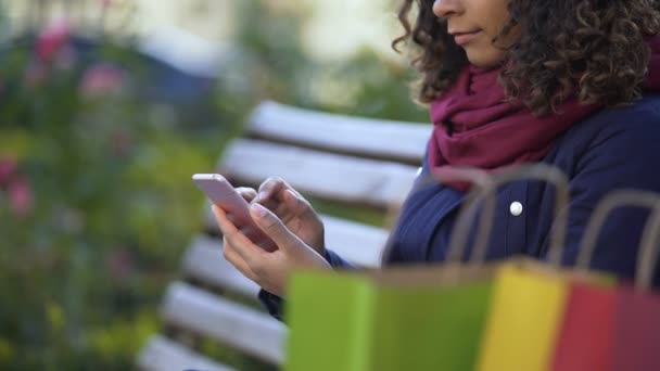 Jeunes pages de défilement shopaholic sur smartphone, faire des commandes en ligne, e-shopping — Video