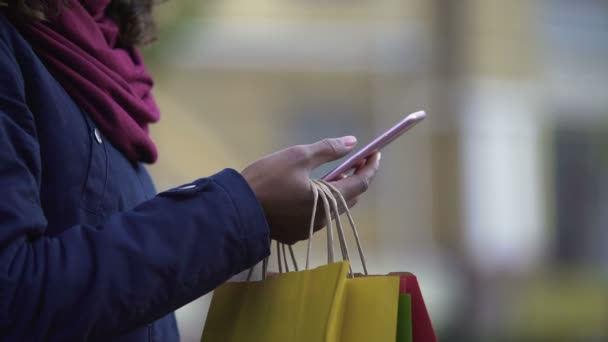 Θηλυκό η γρήγορη κύλιση ιστοσελίδων, ψάχνει για πωλήσεις σε online καταστήματα, e-shopping — Αρχείο Βίντεο