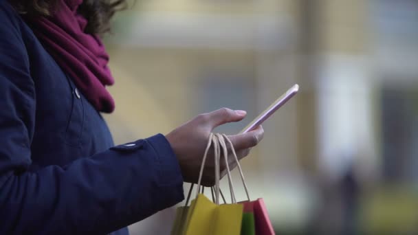 Señorita mensajes de texto amigos para contar sobre descuentos y promociones en las tiendas, compras — Vídeo de stock