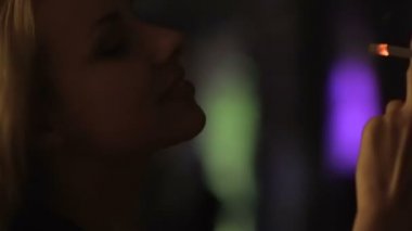 Hafta sonu zevk dans ve gece kulübünde, Sigara iki güzel kadın