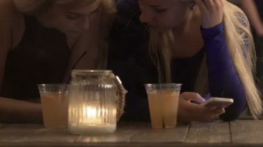 Kafede otururken smartphone üzerinde tarama iki arkadaşlar toplantı