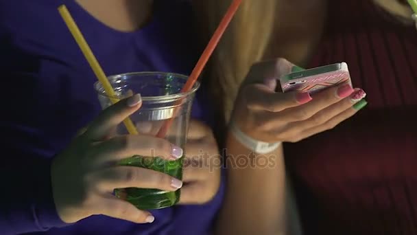 最高の女友達の飲み物のカップルを社会的なネットワークの状態の更新 — ストック動画