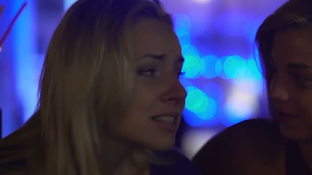 Femme au cœur brisé racontant à sa meilleure amie un stupide combat avec sa fiancée — Video