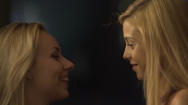 Attraktive blonde Frauen, die in einem Nachtclub miteinander tanzen und sich ausmachen — Stockvideo