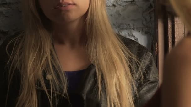 Blondes Mädchen beim Rauchen, während sie ihrer besten Freundin zuhört, wie sie über ihr Problem spricht — Stockvideo