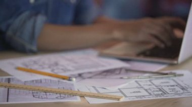 Dizüstü bilgisayarda yazarak ve daire düzeni, meslek Tamamlanıyor kadın mimar