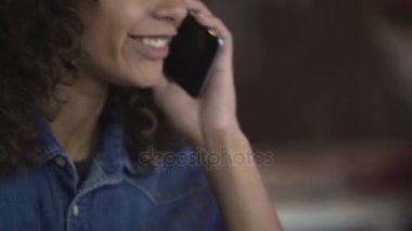 Ofiste çalışan genç kıvırcık karışık ırk kadın yanıtlayan telefon görüşmesi, mimar