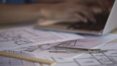 Dizüstü bilgisayar, sörf net, genç mimar çalışan yarış kadın karışık serbest meslek