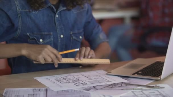 Birassische Designerin arbeitet an Wohnungsgrundriss, zeichnet Linie auf Papier — Stockvideo