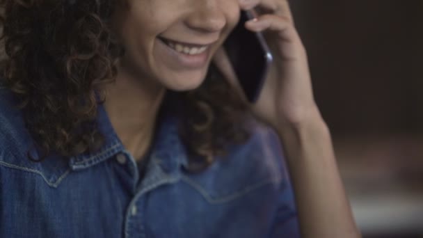 Feliz arquitecto sonriente hablando por teléfono mientras está sentado en la oficina, freelancer — Vídeos de Stock