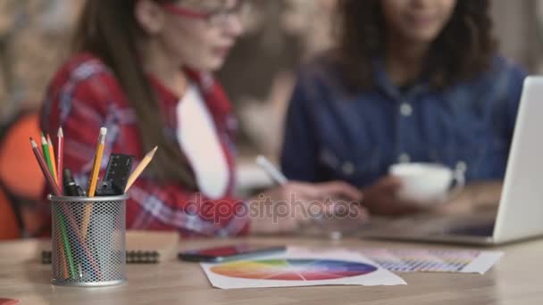 Dvou nezávislých návrhářů kreslení náčrtků na tabletu, pracují na notebooku, worktime — Stock video