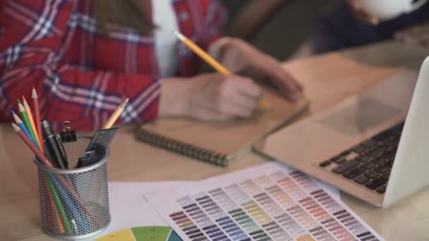 Jóvenes estudiantes de diseño trabajando en proyectos de decoración, eligiendo colores, lluvia de ideas — Vídeos de Stock