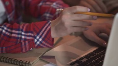 Yeni proje üzerinde çalışan kadın laptop, bilgilerini kontrol serbest meslek