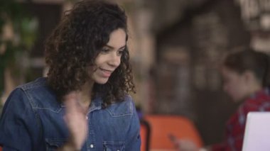 Güzel karışık ırk kadın dizüstü bilgisayar, modern teknolojileri görüntülü arama yapma