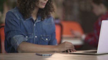 Kafede oturan ve konferans görüşmesi laptop çok gülümseyen kadın