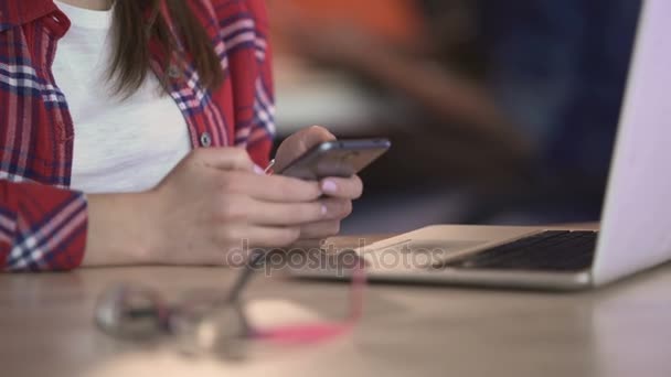 Menina bonita usando namoro aplicativo no smartphone, conversando, flertando com sua data — Vídeo de Stock