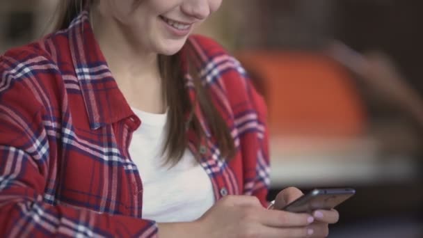 Giovane donna sorridente sms fidanzato su smartphone, pausa caffè al lavoro — Video Stock