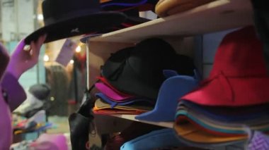 Zarif Bayan uygun şapka aksesuarları bölümü, alışveriş merkezi için arıyorum