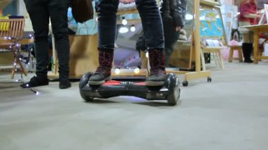 At Binme kendi kendine karşı elektrikli scooter, modern teknolojileri, hobi, eğlence erkek