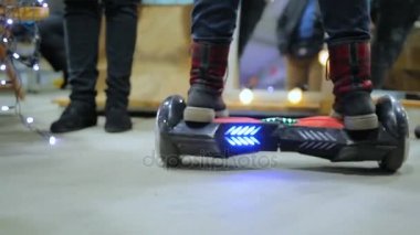 Kendi kendine karşı scooter, pille çalışan test müşteri alışveriş merkezinde eğleniyor