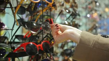 Kadın güneş gözlüğü stand alışveriş üzerinde görüntülenen büyük koleksiyonundan seçme