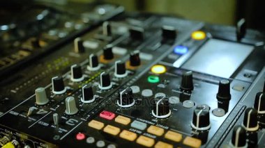 Gece kulübünde Dj Mix Duvarcı, yanıp sönen ışıklar ve düğmeleri ile konsol oyun