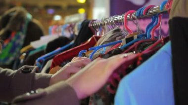 Kadın müşteri giyim Sergisi yerel üreticiler tarafından bakarak
